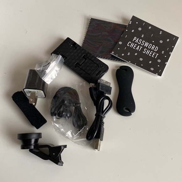 NWOT Pinch Provisions “Screen Queen” Tech Kit - Picture 5 of 5